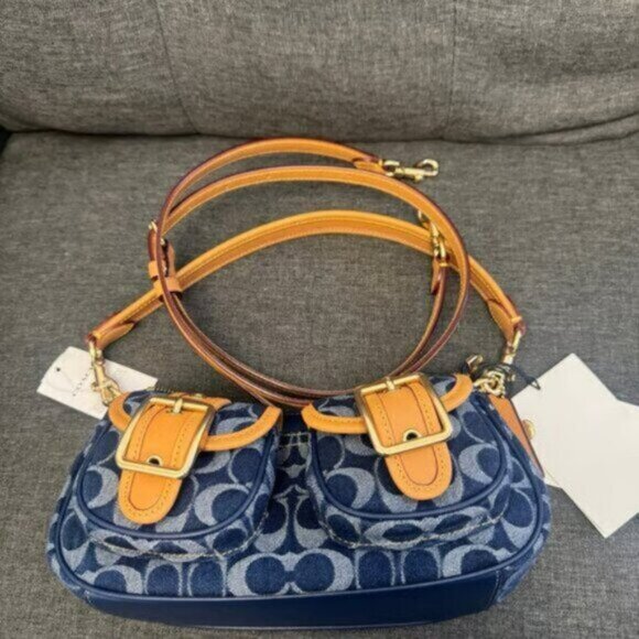 Coach Ashton Baguette Bag In Signature Canvas - Picture 1 of 5